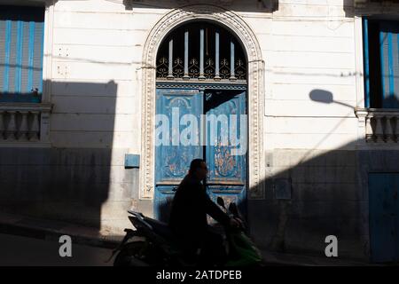 L'architecture française a laissé ses volets bleus et ses places à Bejaia, une ville portuaire sur la côte nord de l'Algérie sur la mer Méditerranée. Banque D'Images