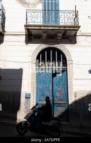 L'architecture française a laissé ses volets bleus et ses places à Bejaia, une ville portuaire sur la côte nord de l'Algérie sur la mer Méditerranée. Banque D'Images