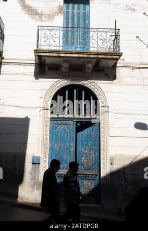 L'architecture française a laissé ses volets bleus et ses places à Bejaia, une ville portuaire sur la côte nord de l'Algérie sur la mer Méditerranée. Banque D'Images