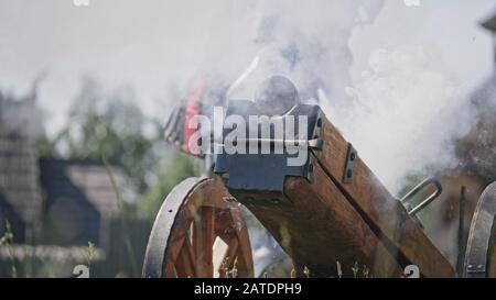 Chevaliers en offensive. Artilleryist tirer du canon. Reconstitution historique de la 14-15ème siècle, la Flandre. Banque D'Images