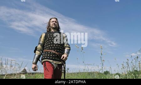 Chevalier médiéval qui s'oppose au ciel bleu. Chevalier portant une armure en acier traditionnelle. Banque D'Images