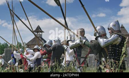 Chevaliers en offensive. Les chevaliers sont avec un spears et casques sur la tête. Reconstitution historique de la 14-15ème siècle, la Flandre. Banque D'Images