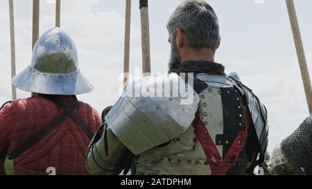 Armure métallique médiévale de chevaliers. Reconstruction historique du 14ème siècle, Flandre. Banque D'Images