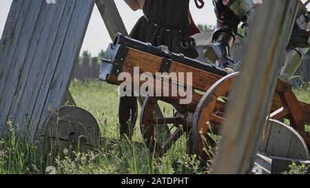 Chevaliers en offensive. Artilleryist tirer du canon. Reconstitution historique de la 14-15ème siècle, la Flandre. Banque D'Images