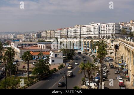 La Promenade des Sablettes est un site riverain emblématique d'Alger et à proximité de la Kasbah d'Alger, site classé au patrimoine mondial de l'UNESCO Banque D'Images