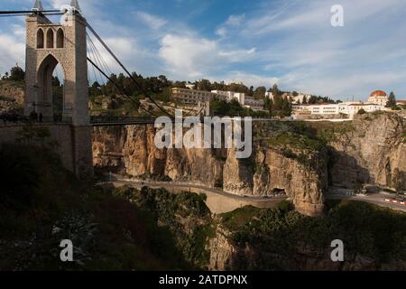 Les ponts reliant les deux côtés de la gorge à la casbah sont une caractéristique célèbre de Constantin, une ville ancienne dans le nord de l'Algérie. Banque D'Images