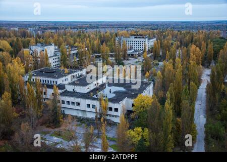 La nature remporte la ville fantôme de Pripyat près de la centrale nucléaire de Tchernobyl Banque D'Images