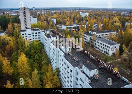 La nature remporte la ville fantôme de Pripyat près de la centrale nucléaire de Tchernobyl Banque D'Images