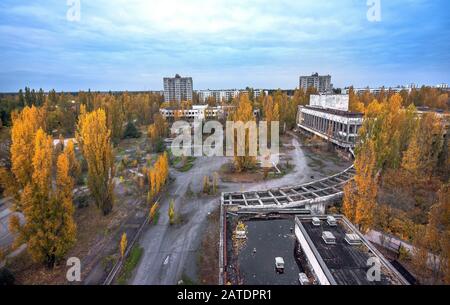 Vue depuis le toit de la maison d'appartements de 16 étages à Pripyat, en Ukraine Banque D'Images