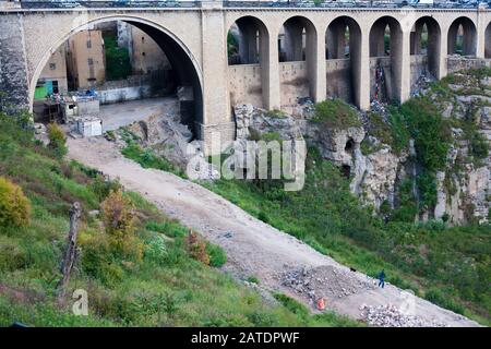 Les ponts reliant les deux côtés de la gorge à la casbah sont une caractéristique célèbre de Constantin, une ville ancienne dans le nord de l'Algérie. Banque D'Images