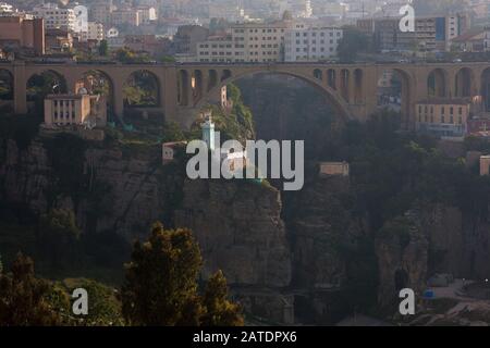 Les ponts reliant les deux côtés de la gorge à la casbah sont une caractéristique célèbre de Constantin, une ville ancienne dans le nord de l'Algérie. Banque D'Images