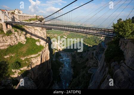 Les ponts reliant les deux côtés de la gorge à la casbah sont une caractéristique célèbre de Constantin, une ville ancienne dans le nord de l'Algérie. Banque D'Images