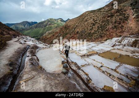 Vue pittoresque sur les terrasses de Salinas de Maras, au Pérou. Sel mine naturelle. Inca Salt casseroles à Maras, près de Cuzco dans la Vallée Sacrée, au Pérou Banque D'Images