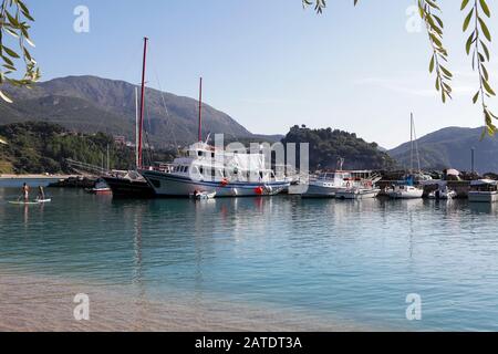 Vue ici à l'extrémité de Valtos Beach est la petite marina, qui abrite de petits bateaux de pêche, des ferries et des yachts. Banque D'Images