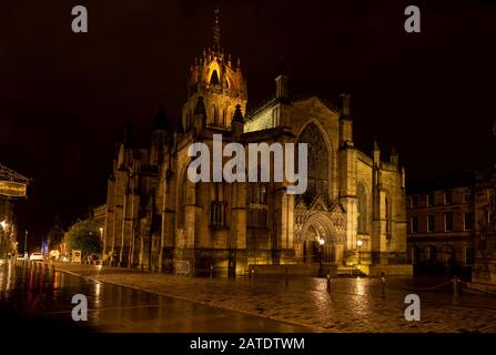 Façade ouest de la cathédrale Saint-Giles la nuit, dans la vieille ville, Edimbourg, Ecosse Banque D'Images