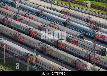 Novosibirsk, RUSSIE - 15 JUILLET 2013: De nombreux wagons et trains. Vue aérienne. Transport ferroviaire en Russie, Novosibirsk Banque D'Images