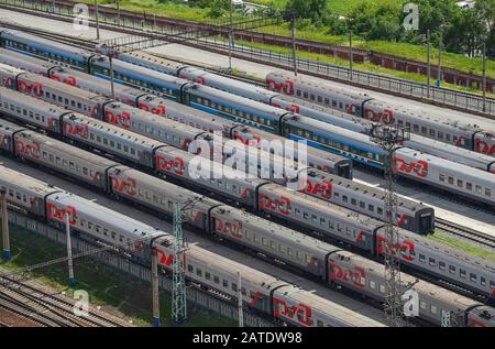 Novosibirsk, RUSSIE - 15 JUILLET 2013: De nombreux wagons et trains. Vue aérienne. Transport ferroviaire en Russie, Novosibirsk Banque D'Images