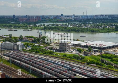 Novosibirsk, RUSSIE - 15 JUILLET 2013: De nombreux wagons et trains. Vue aérienne. Transport ferroviaire en Russie, Novosibirsk Banque D'Images