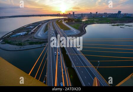 Pont Millenium à Kazan vue aérienne au coucher du soleil avec vue panoramique sur la ville de Kazan. Sur le pont Millenium à Kazan, Russie Banque D'Images