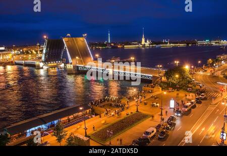 Vue nocturne classique sur le pont, Petersburg, Russie. Les Nuits Blanches À Saint-Pétersbourg. Vue depuis le haut, vue aérienne Banque D'Images