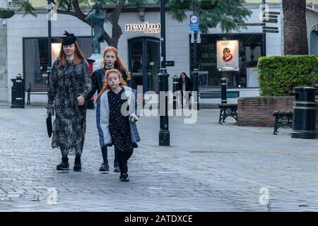 Gibraltar, Royaume-Uni. 02 février 2020. La famille britannique marchant dans la rue principale de Gibraltar le premier dimanche après le Brexit Credit: Dino Geromella/Alay Live News Banque D'Images