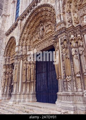 Portail de la cathédrale Notre Dame de Chartres en France Banque D'Images