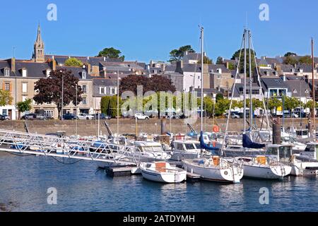 Port de plaisance de Tréboul et ville de Douarnenez, commune française, située dans le département du Finistère et la région Bretagne Banque D'Images