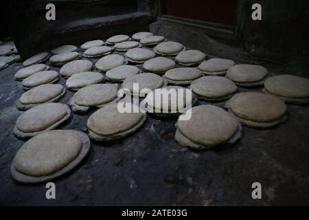 Manfalut, Egypte. 29 janvier 2020. Une photo fournie le 02 février 2020 montre des sphères de pâte à Pain Sun couchées sur le sol pour se lever avant de cuire au village d'Al Hawatkah, situé dans le périmètre de la ville de Manfalut. Le Pain de soleil est connu dans le dialecte local comme 'Eish Shamsi', un épais pain de levain fait de farine de blé qui a une popularité dans les provinces de la Haute-Egypte. Crédit: Lobna Tarek/Dpa/Alay Live News Banque D'Images