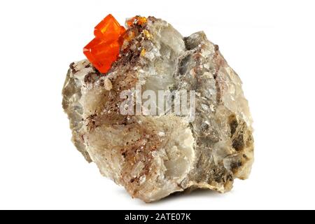 Wulfenite de la mine Pure Potentiel (North Geronimo Mine), Arizona isolé sur fond blanc Banque D'Images