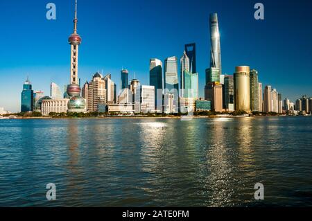 Vue emblématique de la ville de Pudong de Shanghai prise du Bund. Banque D'Images