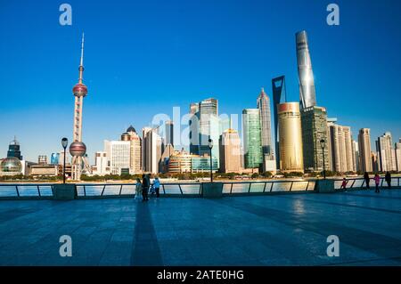 La passerelle généralement emballée de Shanghai Bund vide à cause du Coronavirus (pneumonie de Wuhan) avec quelques braves touristes et la ligne d'horizon de Pudong derrière. Banque D'Images