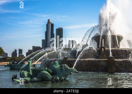 La fontaine de Buckingham de Chicago, l'une des plus grandes du monde, dans le Grant Park de la ville venteuse lors d'une belle journée d'été sans horizon ni bâtiments Banque D'Images