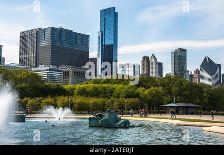 La fontaine de Buckingham de Chicago, l'une des plus grandes du monde, dans le Grant Park de la ville venteuse lors d'une belle journée d'été sans horizon ni bâtiments Banque D'Images