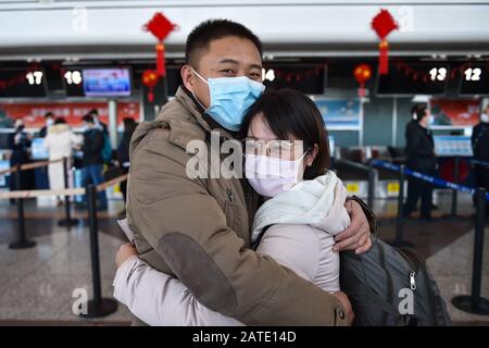 Taiyuan, La Province Chinoise De Shanxi. 2 février 2020. Wei Jing (R) déchine son mari avant de partir pour la province de Hubei pour aider les efforts de contrôle du coronavirus là-bas, à Taiyuan, dans la province de Shanxi en Chine du nord, 2 février 2020. Crédit: Chai Ting/Xinhua/Alay Live News Banque D'Images