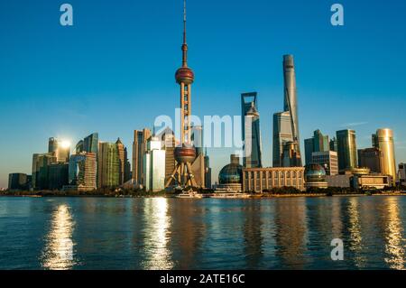Vue emblématique de la ville de Pudong de Shanghai prise du Bund. Banque D'Images