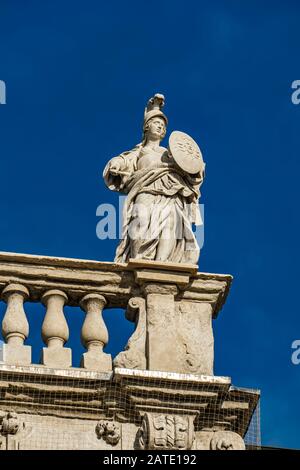 Détail du Palazzo Maffei avec statue de divinité à la Piazza delle Erbe à Vérone, Italie Banque D'Images
