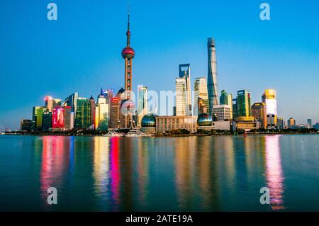 Vue emblématique de la ville de Pudong de Shanghai prise du Bund au crépuscule. Banque D'Images