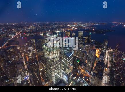 Le pont de Brooklyn et les gratte-ciel de Manhattan de New York illuminés la nuit avec une tête pleine lune. Nuit paysage à New York Banque D'Images