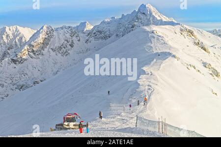 Ratrack au travail sur Kasprowy Wierch pic de Zakopane en hiver Banque D'Images