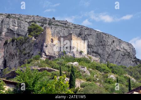 Château en ruines dans la montagne à Fontaine de Vaucluse, commune française, située dans le département de Vaucluse et la région Provence-Alpes-Côte d'Azur Banque D'Images