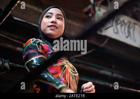 Ni 'Phoenix' Diana, 20 ans, la championne de lutte féminine de Malaisie et le premier lutteur professionnel à porter le hijab au monde. Londres, Royaume-Uni. Banque D'Images