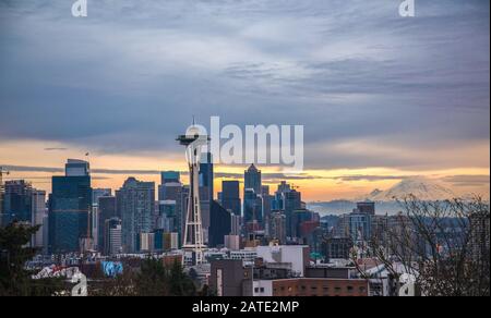 Seattle Scenic Coucher de soleil avec des nuages colorés. Seattle, Washington, United States. Banque D'Images