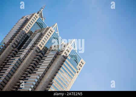 Tokyo, JAPON - 23 JUIN 2016 - la tour du parc Shinjuku sur fond de ciel bleu.Le deuxième gratte-ciel le plus haut de Shinjuku, conçu par Kenzo Tange Banque D'Images