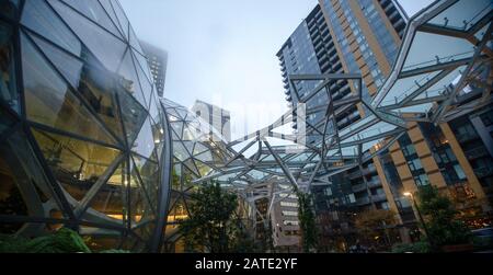 01/22/2018 : vue de l'Amazonie Les Sphères de son siège et tour de bureaux de Seattle WA USA Banque D'Images