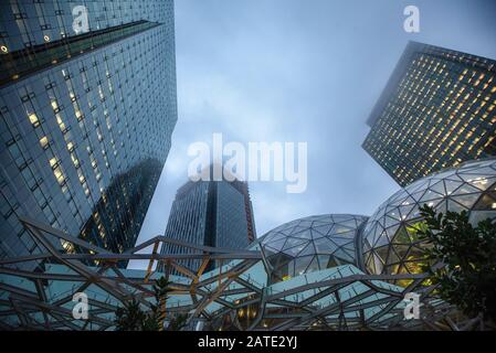 01/22/2018 : vue de l'Amazonie Les Sphères de son siège et tour de bureaux de Seattle WA USA Banque D'Images