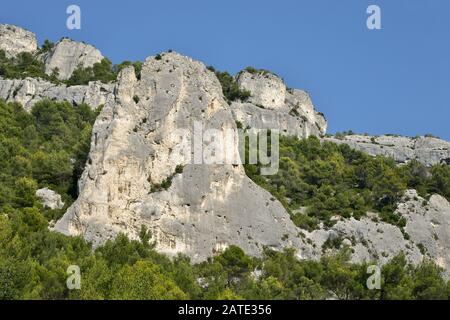 Big rock dans la montagne à Fontaine de Vaucluse, commune française, située dans le département de Vaucluse et la région Provence-Alpes-Côte d'Azur Banque D'Images