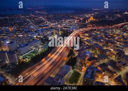 Photographie de nuit avec des steaks de voiture à Seattle, Washington Banque D'Images