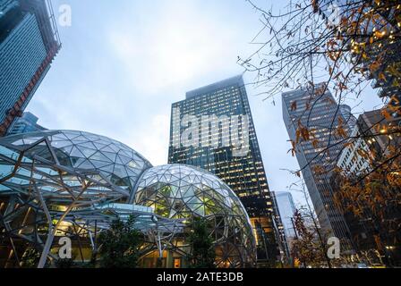 01/22/2018 : vue de l'Amazonie Les Sphères de son siège et tour de bureaux de Seattle WA USA Banque D'Images