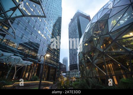 01/22/2018 : vue de l'Amazonie Les Sphères de son siège et tour de bureaux de Seattle WA USA Banque D'Images