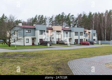Ville Bergi, Lettonie. Maison de séjour et rue. Voitures et jardin. 02.02.2020 Banque D'Images